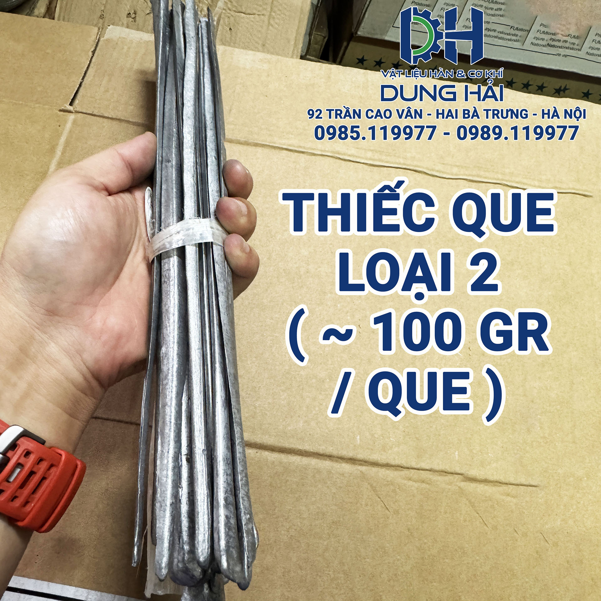 Thiếc que loại 2 trọng lượng khoảng 100gr giá rẻ dạng thanh mỏng cơ động bán lẻ từng que và bán sỉ theo kilôgam cho thợ gò tôn vá két nước tại Cửa hàng vật liệu hàn Dung Hải Chợ Trời Hà Nội.