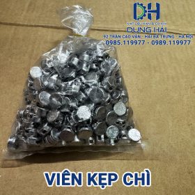 Viên kẹp chì niêm phong dạng hạt tròn dẹt đục lỗ xỏ dây chì bấm seal bảo mật thùng xe tải container và đồng hồ điện nước chất liệu chì dẻo nguyên chất bấm nhẹ tay rõ nét chữ sỉ theo kilôgam tại Cửa hàng vật liệu hàn Dung Hải Chợ Trời Hà Nội.