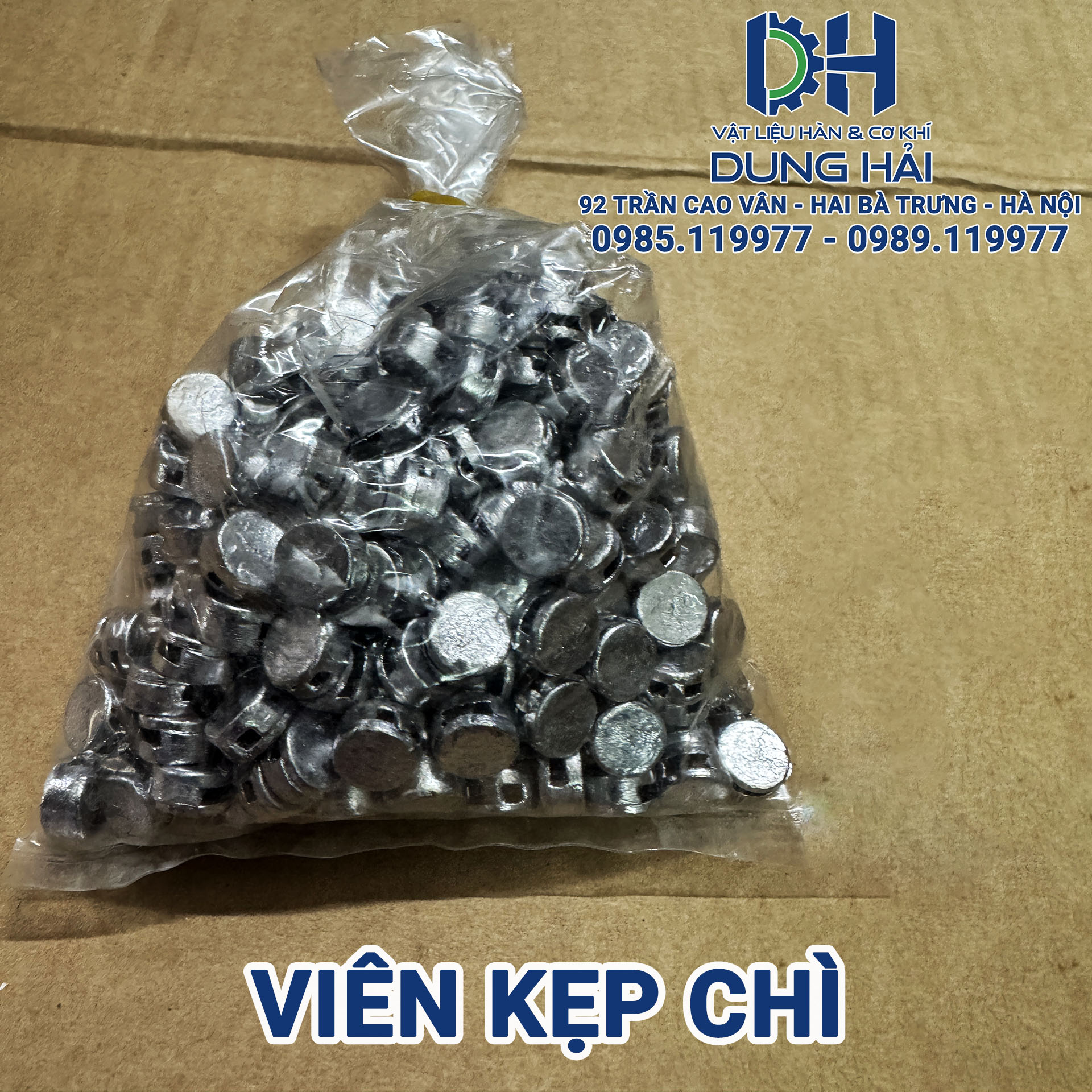 Viên kẹp chì niêm phong dạng hạt tròn dẹt đục lỗ xỏ dây chì bấm seal bảo mật thùng xe tải container và đồng hồ điện nước chất liệu chì dẻo nguyên chất bấm nhẹ tay rõ nét chữ sỉ theo kilôgam tại Cửa hàng vật liệu hàn Dung Hải Chợ Trời Hà Nội.