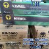 Que hàn điện Kiswel KR-3000 bao bì hộp xanh lá mác tiêu chuẩn AWS E6013 thương hiệu Hàn Quốc đầy đủ kích cỡ sợi 2.6ly 3.2ly và 4ly đóng gói đồng đều bó 5kg chuyên dụng hàn gá kết cấu sắt hộp nhà tiền chế bán sỉ lẻ giá tốt tại Cửa hàng vật liệu hàn Dung Hải Chợ Trời Hà Nội.