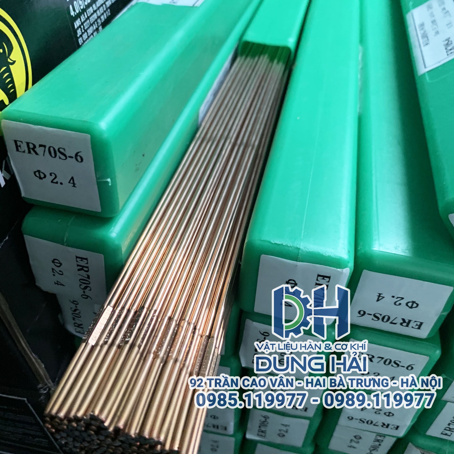 Que bù TIG sắt ER70S-6 tiêu chuẩn AWS A5.18 mạ lớp đồng tinh khiết chống rỉ đóng gói ống hộp nhựa 5kg gồm đầy đủ kích cỡ sợi 1.6ly 2.0ly 2.4ly và 3.2ly chuyên hàn lót đáy đường ống bồn áp lực kết cấu sắt thép chịu tải bán tại Cửa hàng vật liệu hàn Dung Hải Chợ Trời.