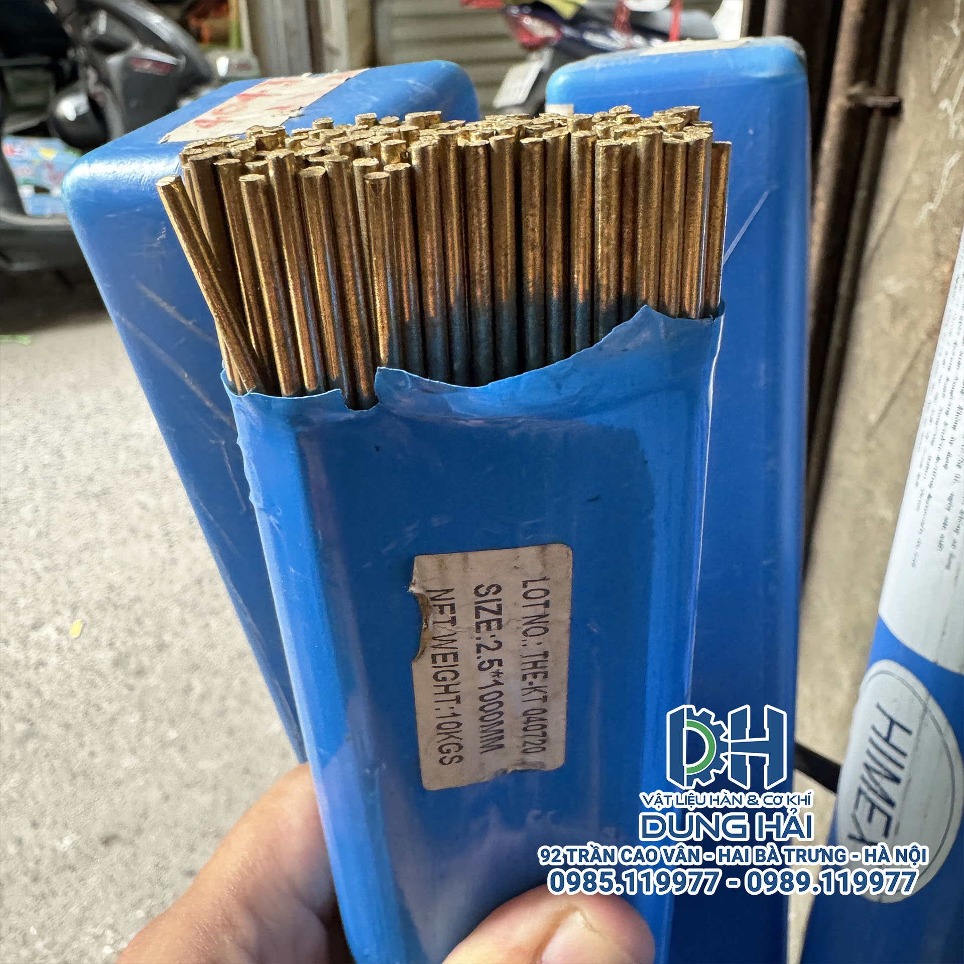 Que hàn TIG thau hay còn gọi là thau hàn mã HS221 tiêu chuẩn GB/T6418-93 đóng gói bó 10kg gồm các kích cỡ đường kính 2.0ly 2.5ly 3.0ly và 4.0ly chuyên hàn gang hàn dao hợp kim carbide đường dẫn gas bán tại Cửa hàng vật liệu hàn Dung Hải Chợ Trời Hà Nội.