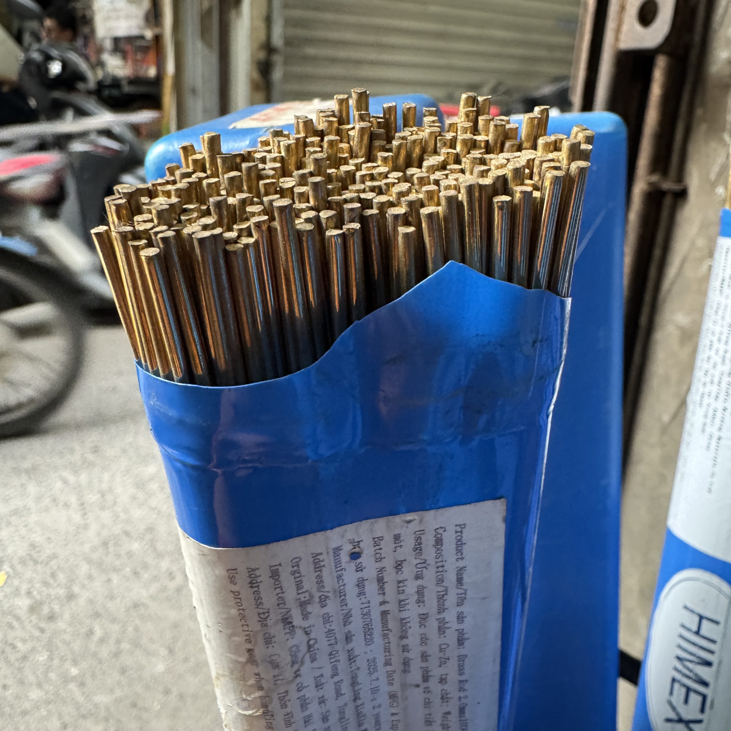 Que hàn TIG thau hay còn gọi là thau hàn mã HS221 tiêu chuẩn GB/T6418-93 đóng gói bó 10kg gồm các kích cỡ đường kính 2.0ly 2.5ly 3.0ly và 4.0ly chuyên hàn gang hàn dao hợp kim carbide đường dẫn gas bán tại Cửa hàng vật liệu hàn Dung Hải Chợ Trời Hà Nội.