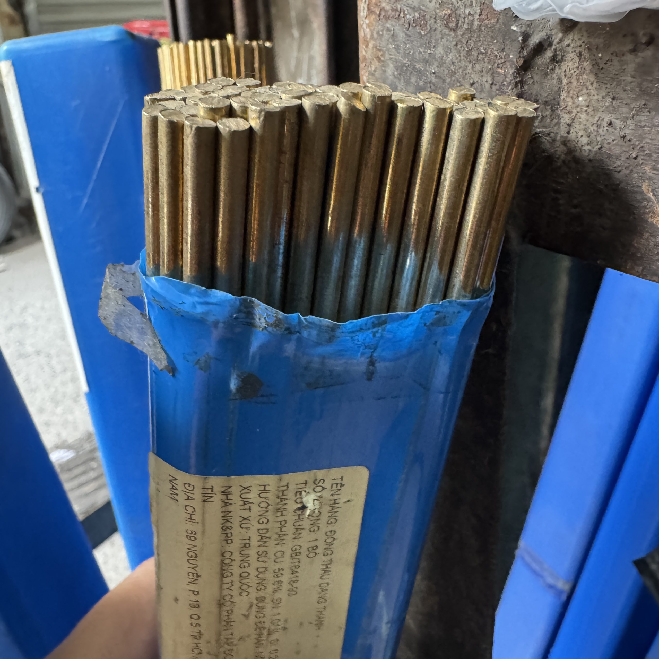 Que hàn TIG thau hay còn gọi là thau hàn mã HS221 tiêu chuẩn GB/T6418-93 đóng gói bó 10kg gồm các kích cỡ đường kính 2.0ly 2.5ly 3.0ly và 4.0ly chuyên hàn gang hàn dao hợp kim carbide đường dẫn gas bán tại Cửa hàng vật liệu hàn Dung Hải Chợ Trời Hà Nội.